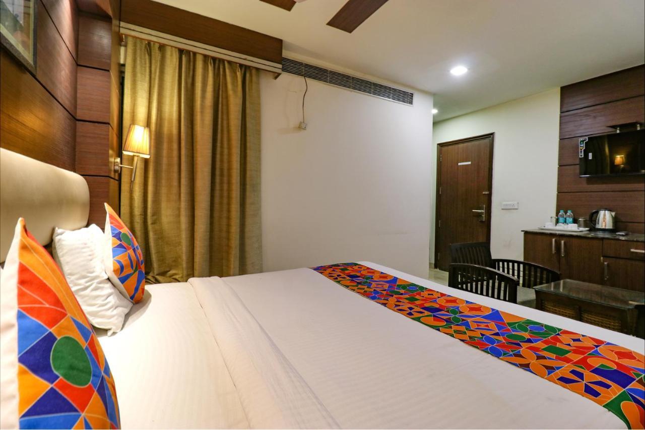 Fabhotel Admire Suites New Delhi Exterior photo