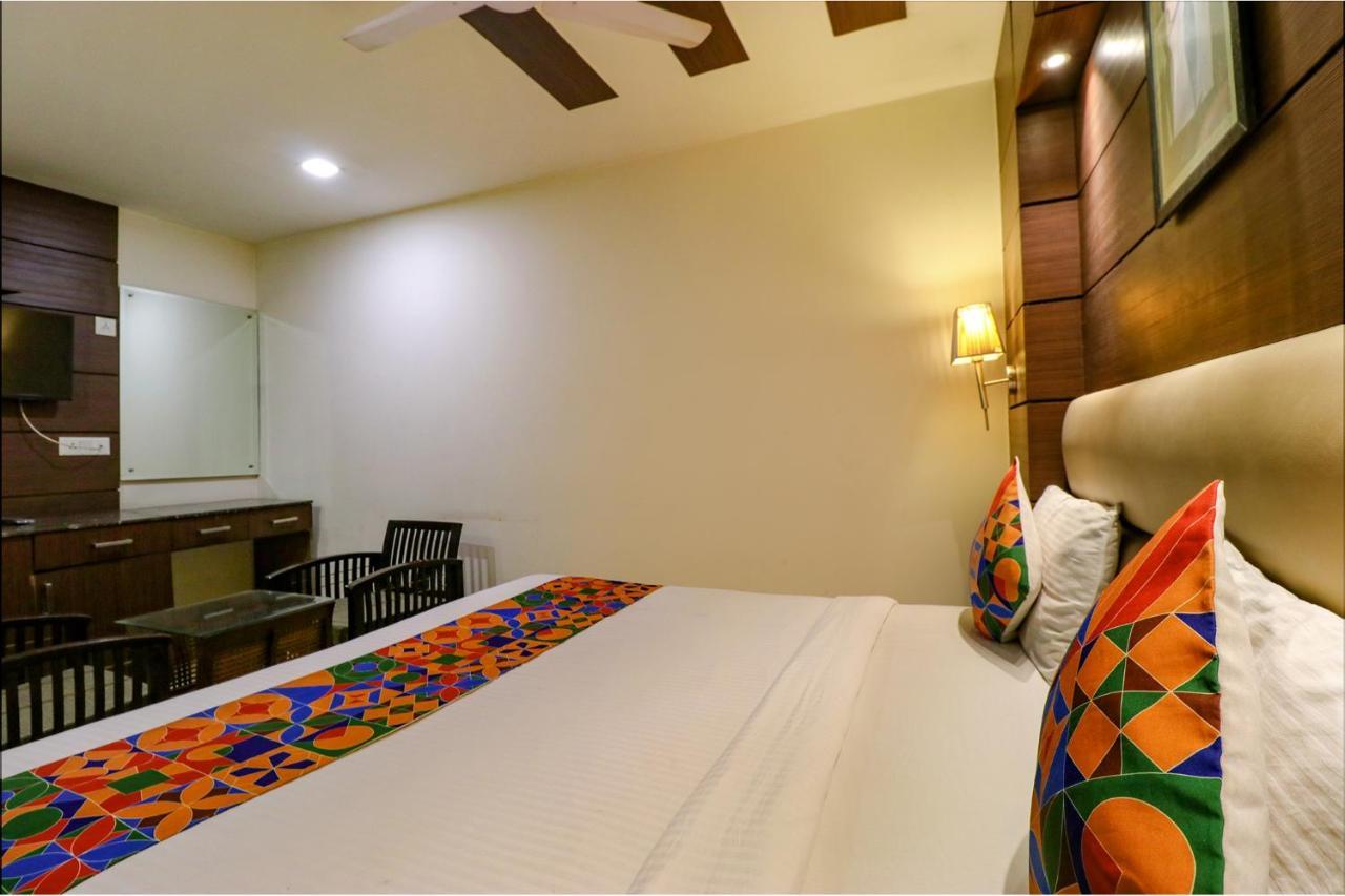 Fabhotel Admire Suites New Delhi Exterior photo