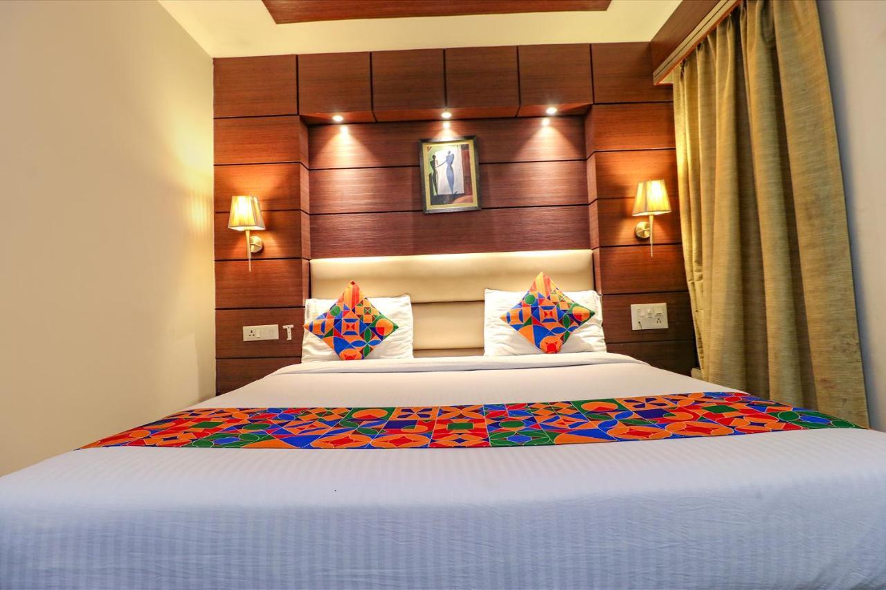 Fabhotel Admire Suites New Delhi Exterior photo