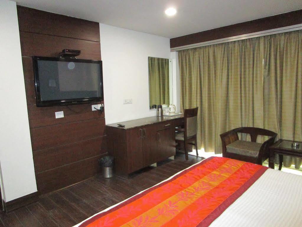 Fabhotel Admire Suites New Delhi Exterior photo