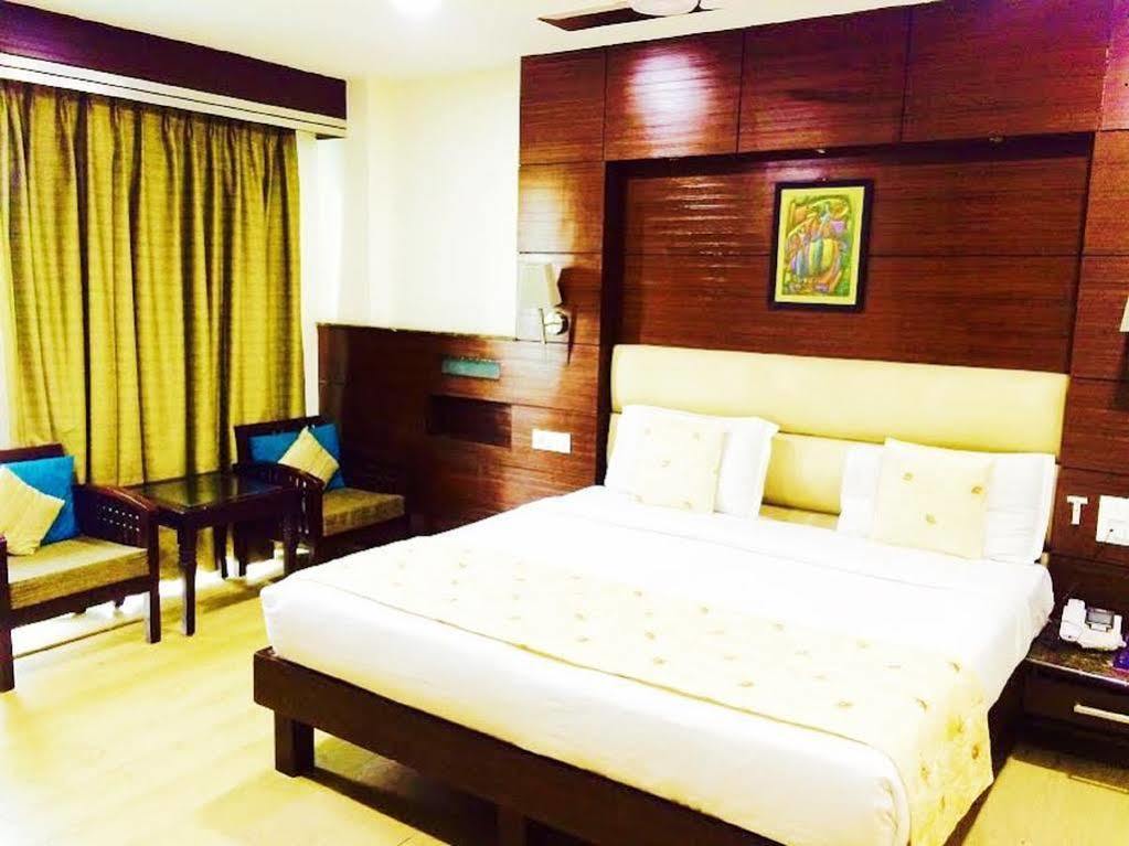 Fabhotel Admire Suites New Delhi Exterior photo