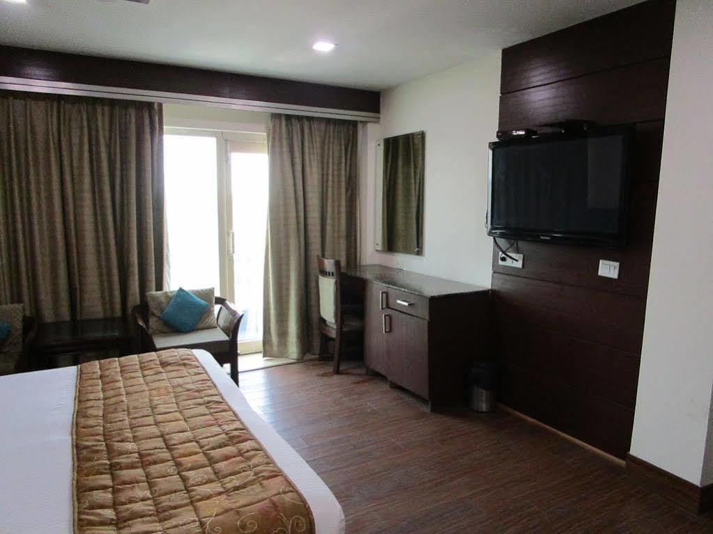 Fabhotel Admire Suites New Delhi Exterior photo